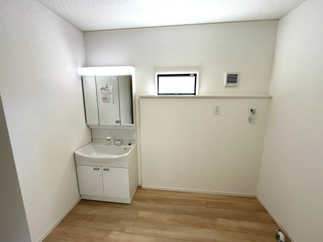 【洗面所】 | 仲介手数料無料！佐波小学校に通える新築戸建　防府市開出　第４－２号棟　クレイドルガーデン　アーネストワン | シャンプードレッサーはシャワーヘッドが伸びるタイプ