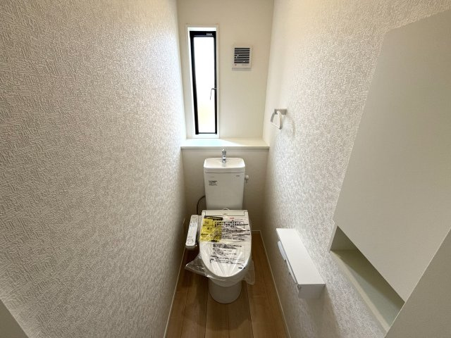 【トイレ】 | 仲介手数料無料！佐波小学校に通える新築戸建　防府市開出　第４－２号棟　クレイドルガーデン　アーネストワン | 落ち着いたトイレです