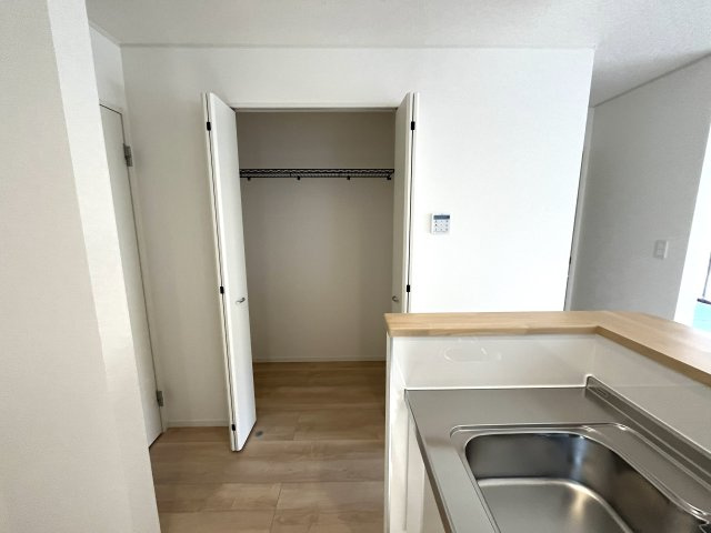 【収納】 | 仲介手数料無料！佐波小学校に通える新築戸建　防府市開出　第４－２号棟　クレイドルガーデン　アーネストワン | キッチン横にはうれしいパントリー