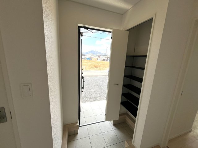 【玄関】 | 仲介手数料無料！佐波小学校に通える新築戸建　防府市開出　第４－２号棟　クレイドルガーデン　アーネストワン | 玄関には大型の下駄箱も設置。ブーツも楽々入ります。