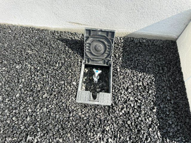 【庭】 | 仲介手数料無料！佐波小学校に通える新築戸建　防府市開出　第４－２号棟　クレイドルガーデン　アーネストワン | 駐車場には散水栓も付いています。