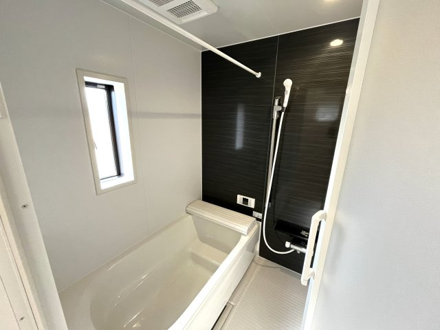 【浴室】 | 仲介手数料無料！佐波小学校に通える新築戸建　防府市開出　第４－２号棟　クレイドルガーデン　アーネストワン | １坪タイプのゆったりとしたお風呂