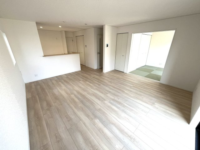 【居間・リビング】 | 仲介手数料無料！佐波小学校に通える新築戸建　防府市開出　第４－２号棟　クレイドルガーデン　アーネストワン | ゆったりとしたリビングは家族の団らんがはずみますね♪