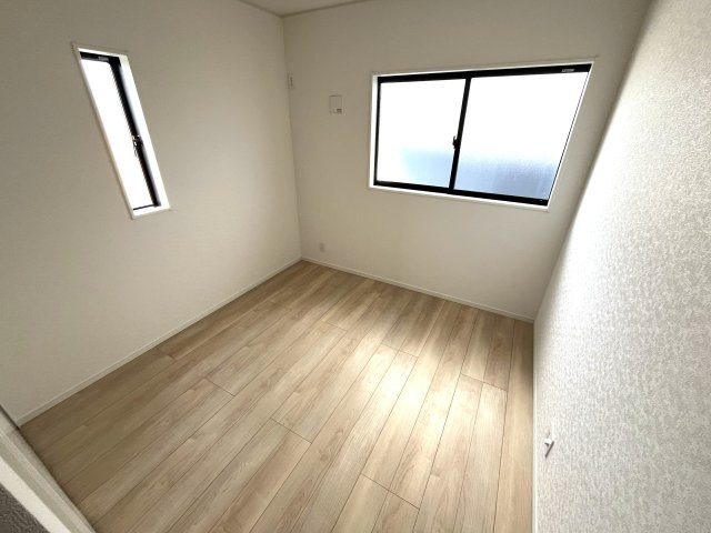 【洋室】 | 仲介手数料無料！佐波小学校に通える新築戸建　防府市開出　第４－２号棟　クレイドルガーデン　アーネストワン | ２面採光の明るいお部屋で健やかな毎日