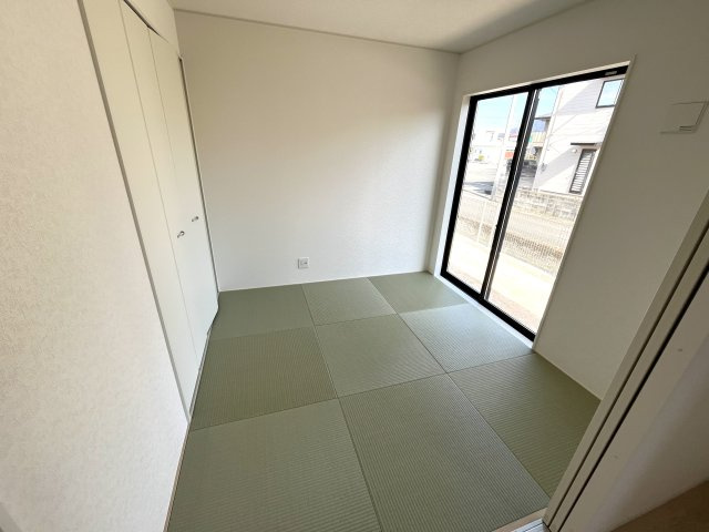 【和室】 | 仲介手数料無料！佐波小学校に通える新築戸建　防府市開出　第４－２号棟　クレイドルガーデン　アーネストワン | リビングにつながる和室は落ち着いた雰囲気を醸し出します