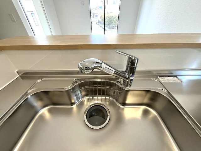 【キッチン】 | 仲介手数料無料！佐波小学校に通える新築戸建　防府市開出　第４－２号棟　クレイドルガーデン　アーネストワン | ビルトインタイプの浄水器付！ホースのように伸びるからお掃除も楽々