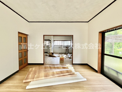 【居間・リビング】 | 浜松市天竜区大谷 中古戸建て | おしゃれな居間です