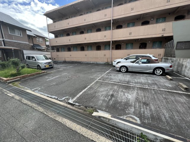 箕面市粟生間谷東５丁目の賃貸マンションの駐車場