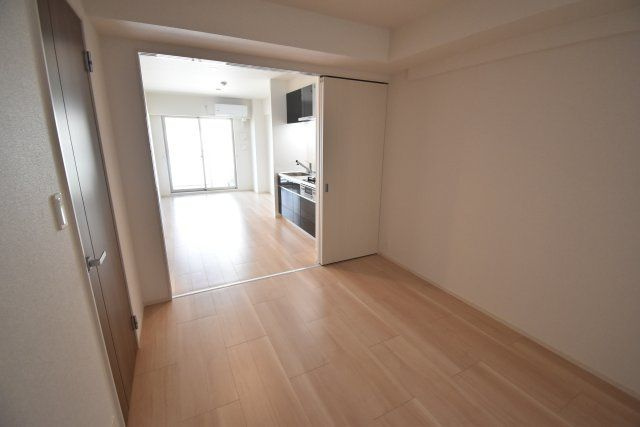 リアライズ今里南の洋室