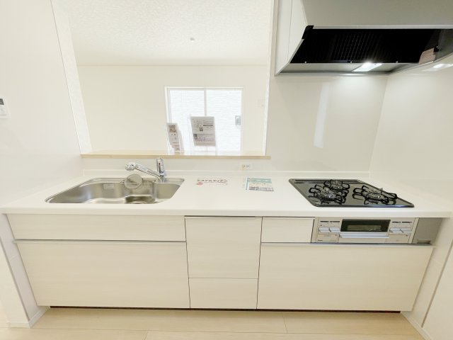 新築戸建・新築建売　大泉町丘山第3　南小・南中のキッチン|対面式システムキッチンはリビングの様子を見守りながら料理や片付けができます！