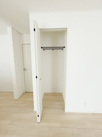 新築戸建・新築建売　大泉町丘山第3　南小・南中の収納|リビングにも収納あり！モップや掃除機などの収納におすすめ！隙間時間にササっとお掃除♪