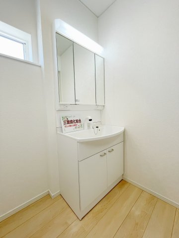 新築戸建・新築建売　大泉町丘山第3　南小・南中の独立洗面台|三面鏡付き洗面台は鏡の内側に収納がついています！