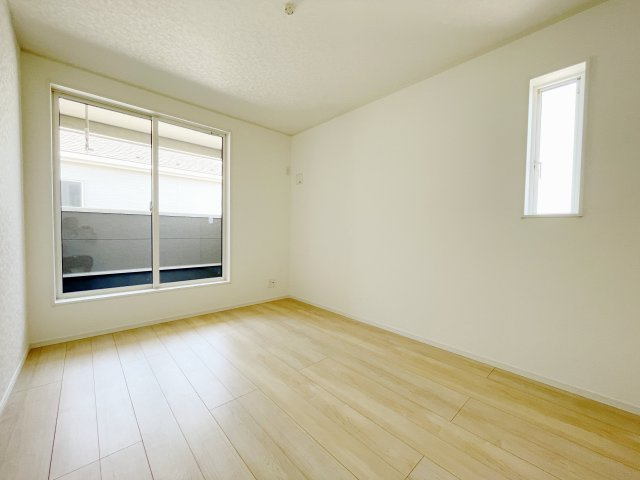 新築戸建・新築建売　大泉町丘山第3　南小・南中の洋室|バルコニーに面した洋室は洗濯物干しにも便利！