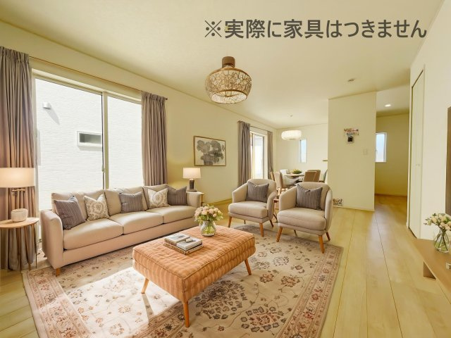 新築戸建・新築建売　大泉町丘山第3　南小・南中の居間・リビング|画像はバーチャルホームステージングの加工による演出で、実際の家具は付きません。