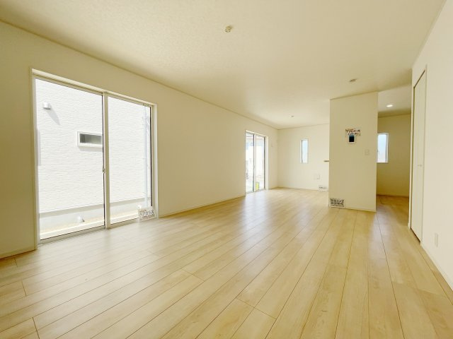 新築戸建・新築建売　大泉町丘山第3　南小・南中の居間・リビング|広々リビングは20帖もあり開放的！家族や友人が集まっても十分な広さがあります！
