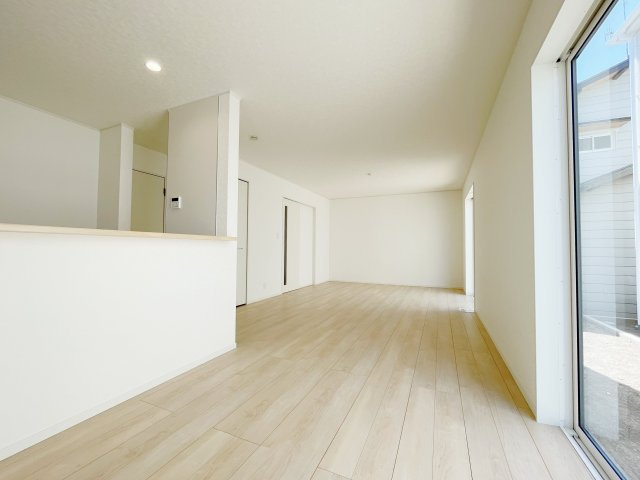 新築戸建・新築建売　大泉町丘山第3　南小・南中の居間・リビング|大きな掃き出し窓からたっぷり陽の光が射し込み明るいリビングです！