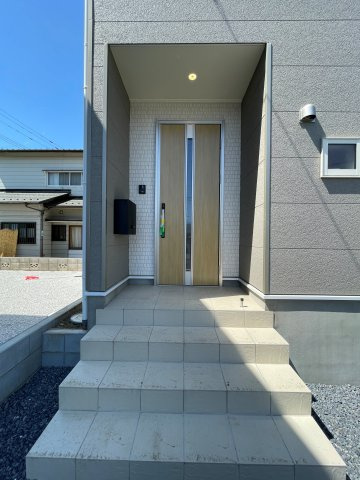 新築戸建・新築建売　大泉町丘山第3　南小・南中の玄関|カメラ付きインターホン付きなので室内から来訪者が確認できるので安心！