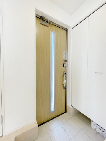 新築戸建・新築建売　大泉町丘山第3　南小・南中の玄関|ドア窓付きなので自然光を取り入れ明るい玄関です！