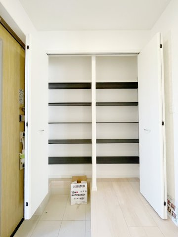 新築戸建・新築建売　大泉町丘山第3　南小・南中の収納|たっぷり収納できる玄関収納！出し入れしやすい折戸式です！