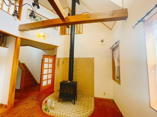 薪ストーブ付き♪輸入住宅風中古戸建の内装