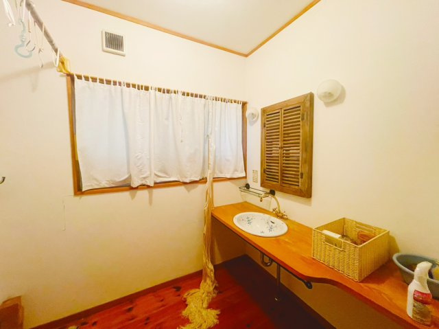 薪ストーブ付き♪輸入住宅風中古戸建の独立洗面台