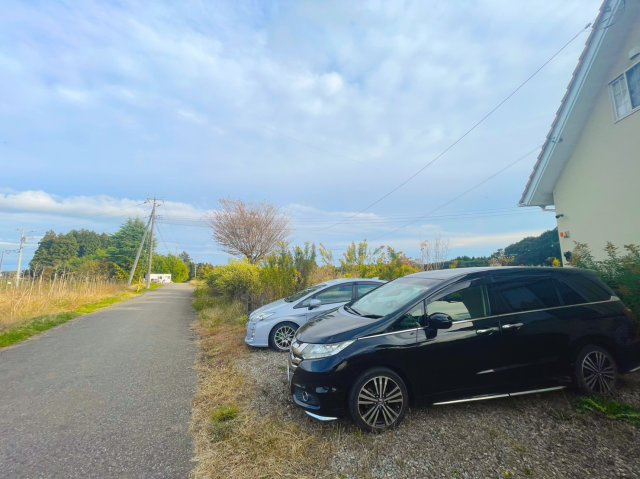 薪ストーブ付き♪輸入住宅風中古戸建の前面道路含む現地写真