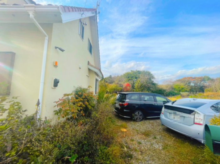 薪ストーブ付き♪輸入住宅風中古戸建の駐車場