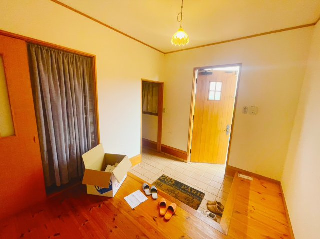薪ストーブ付き♪輸入住宅風中古戸建の玄関