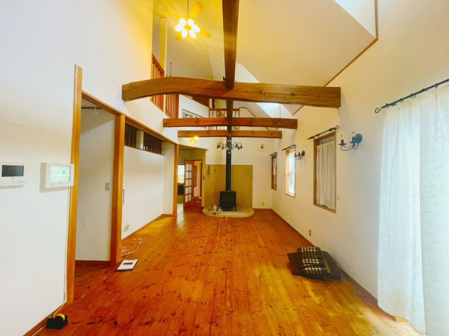 薪ストーブ付き♪輸入住宅風中古戸建の居間・リビング