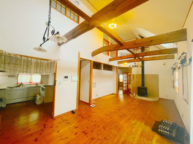 薪ストーブ付き♪輸入住宅風中古戸建の居間・リビング