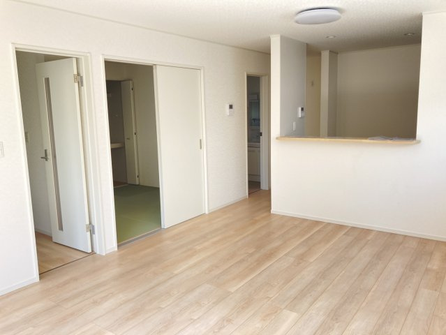 クレイドルガーデン松山市西長戸町 第1の居間・リビング