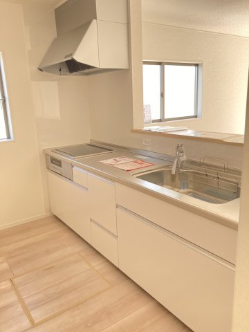 クレイドルガーデン松山市西長戸町 第1のキッチン|収納たっぷりキッチンです