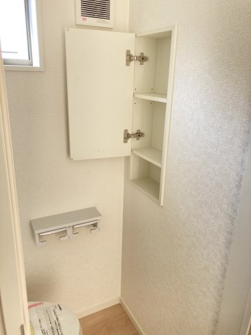 クレイドルガーデン松山市西長戸町 第1のトイレ|トイレにニッチ収納は便利です。