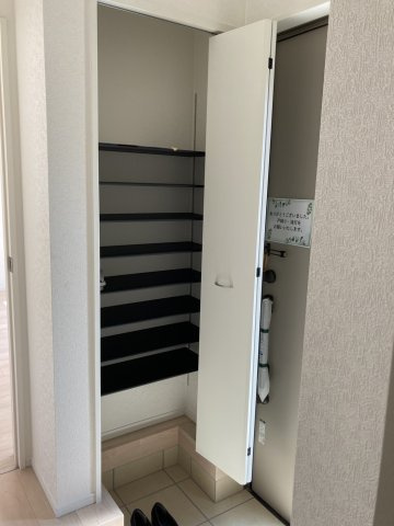 クレイドルガーデン松山市西長戸町 第1の収納|玄関収納豊富です
