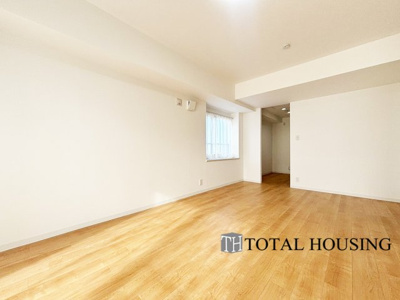 【居間・リビング】 | スクエアガーデン稲積公園 | ご家族みんなで長い時間を過ごすリビングは一番居心地のいいものであって欲しいですね。開放感のある広々リビングに光と風を呼び込みます。収納も多く快適な住空間を実現します。