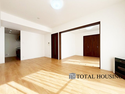 【居間・リビング】 | スクエアガーデン稲積公園 | LDKと洋室の間の扉を開けることで、開放感あふれる空間に！
どちらの居室にも大きな窓がある為、リビング全体が明るい陽光に包まれます。