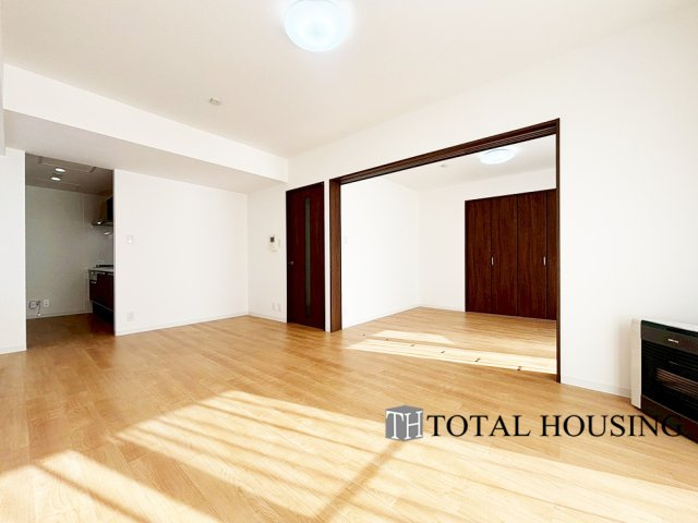 【居間・リビング】 | スクエアガーデン稲積公園 | LDKと洋室の間の扉を開けることで、開放感あふれる空間に！
どちらの居室にも大きな窓がある為、リビング全体が明るい陽光に包まれます。