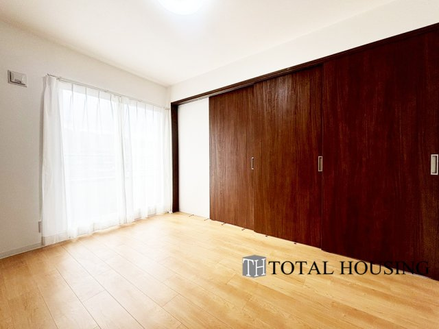 【洋室】 | スクエアガーデン稲積公園 | 洋室　約6.0帖
LDKと隣接した洋室でリビングから目が届く場所なので、お子様の遊び部屋・お昼寝スペースとして使うのもオススメです♪