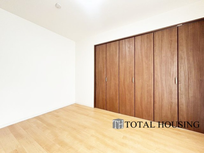 【洋室】 | スクエアガーデン稲積公園 | 洋室　約6.0帖
収納力が豊富なクローゼット。普段着やスーツはもちろんのこと、コート類などもしっかり掛けられます。奥行きもあるので、収納ボックスをそのままクローゼットの中へ。