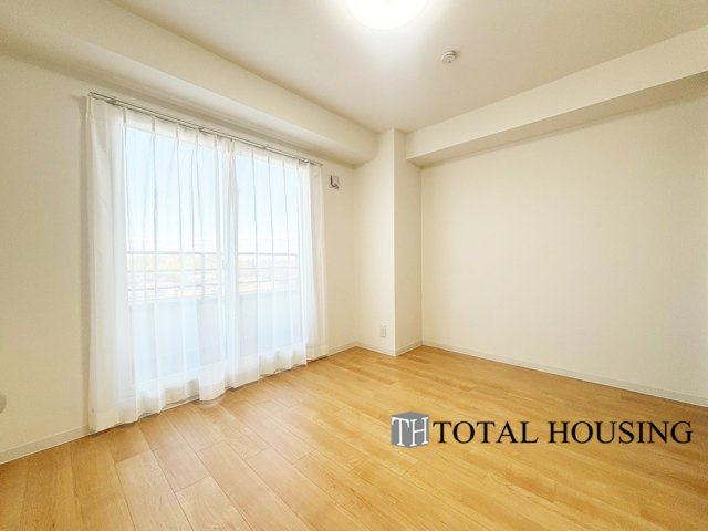 【洋室】 | スクエアガーデン稲積公園 | 洋室　約6.8帖
大きな窓からたっぷりの日差しが降り注ぐ明るい室内です。気持ちの良い朝日を受けて、目覚めの良い健康的な朝を迎えられそうです。