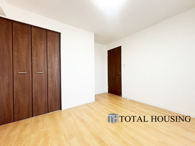 【洋室】 | スクエアガーデン稲積公園 | 洋室　約6.8帖
心と体をゆったりと安らげる洋室。お部屋のゆとりが大きい分だけ、暮らしの安らぎは深まります。次の日を心地よく迎えたいから、頑張った自身の心と体を労わる設計へ。