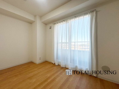 【洋室】 | スクエアガーデン稲積公園 | 洋室　約5.3帖
開放的なバルコニー直結のお部屋です。大きな窓はお日様の光をたっぷり取り込み、明るく癒されるプライベートルームになりそうです。のんびり読書なども良いですね♪