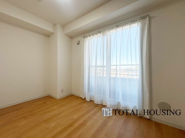 【洋室】 | スクエアガーデン稲積公園 | 洋室　約5.3帖
開放的なバルコニー直結のお部屋です。大きな窓はお日様の光をたっぷり取り込み、明るく癒されるプライベートルームになりそうです。のんびり読書なども良いですね♪