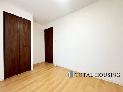 【洋室】 | スクエアガーデン稲積公園 | 洋室　約5.3帖
家族構成やライフスタイルに合わせて、多目的にお使いいただけます。優しい色合いの木目調のフローリングが空間にアクセントをもたらしお洒落な室内です。