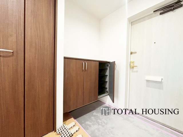 【玄関】 | スクエアガーデン稲積公園 | 住まう人も来客も入った時にワクワクさせてくれるオシャレな玄関♪
収納もたっぷりあるので、靴がたくさんあっても安心！
気持ちの良い朝は、毎日ここからスタートしていきます♪