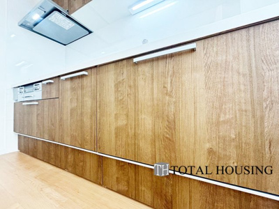 【キッチン】 | スクエアガーデン稲積公園 | LDKを広く使え、料理に集中することができる壁付けタイプのキッチンです。上下に収納が設けられ、調理用品や食器類をすっきりと収納できます◎