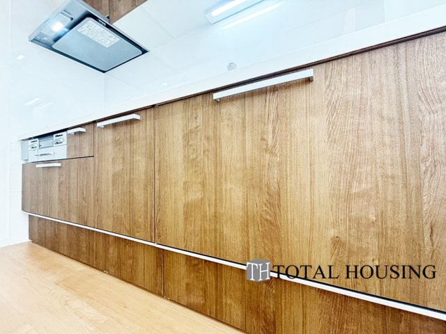 【キッチン】 | スクエアガーデン稲積公園 | LDKを広く使え、料理に集中することができる壁付けタイプのキッチンです。上下に収納が設けられ、調理用品や食器類をすっきりと収納できます◎