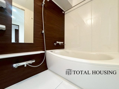 【浴室】 | スクエアガーデン稲積公園 | アクセントパネルで落ち着きのある雰囲気を演出したバスルーム♪毎日の疲れを癒やすバスタイムをお楽しみ下さい！