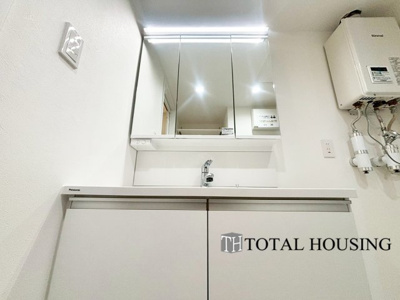 【独立洗面台】 | スクエアガーデン稲積公園 | 一日の始まりの朝、歯磨きをしたりメイクや髪をセットしたり・・・使いやすさが考えられた3面鏡です♪シャワー付水栓で洗面台でのシャンプーや毎日の掃除に大変便利ですね♪