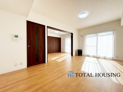 【居間・リビング】 | スクエアガーデン稲積公園 | 通風・採光に優れ、優しく心地よい光と風が溢れています。豪華で贅沢な素晴らしい居住性と、心を満たすハイクオリティが見事に調和した住み心地を心ゆくまでご堪能ください。